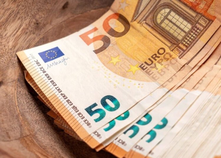 Kada buvo įvestas euras (€) Lietuvoje?