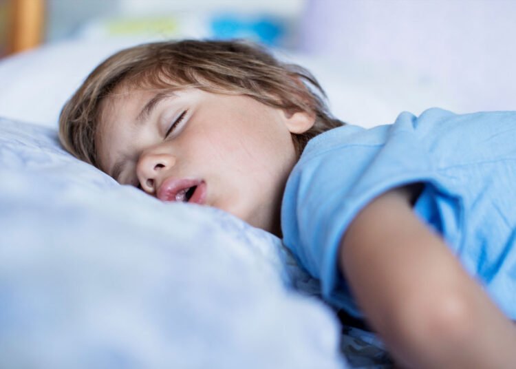 Dienos (pietų) miegas padeda vaikams geriau mokytis bei jaustis